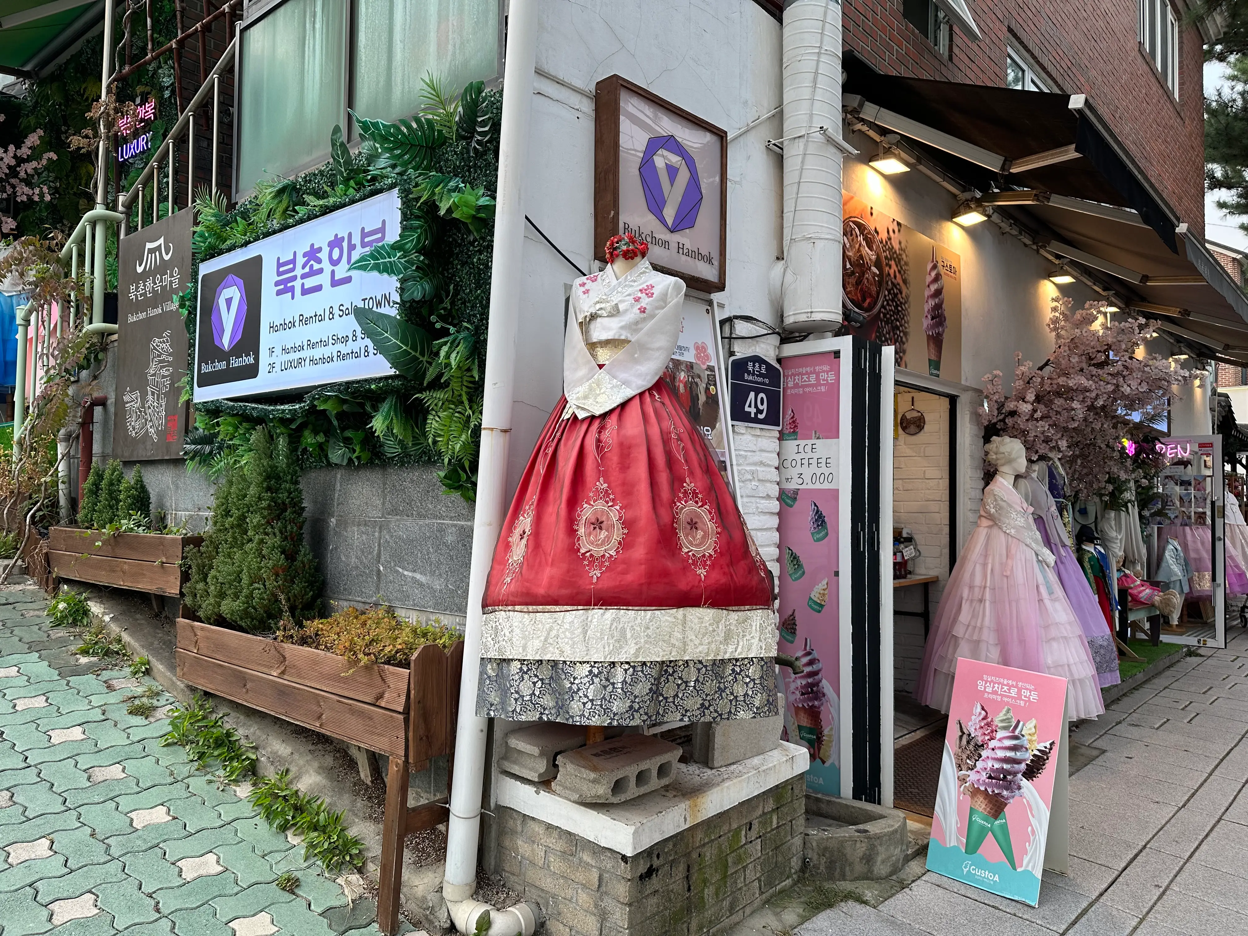 Buckchon hanok village Hanbok rent shop