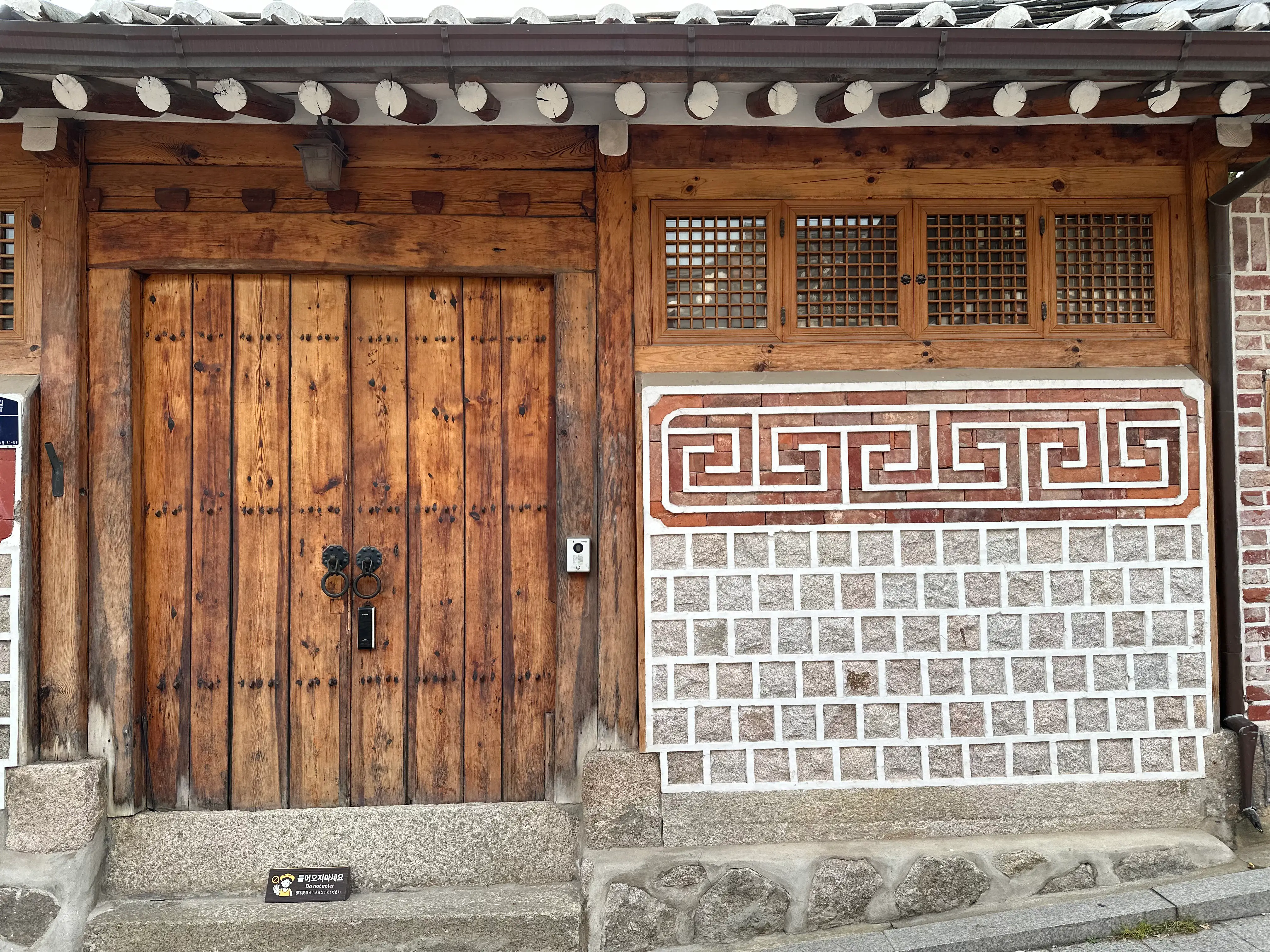 The Beauty of a Hanok Lies in Its Door and Wall Patterns