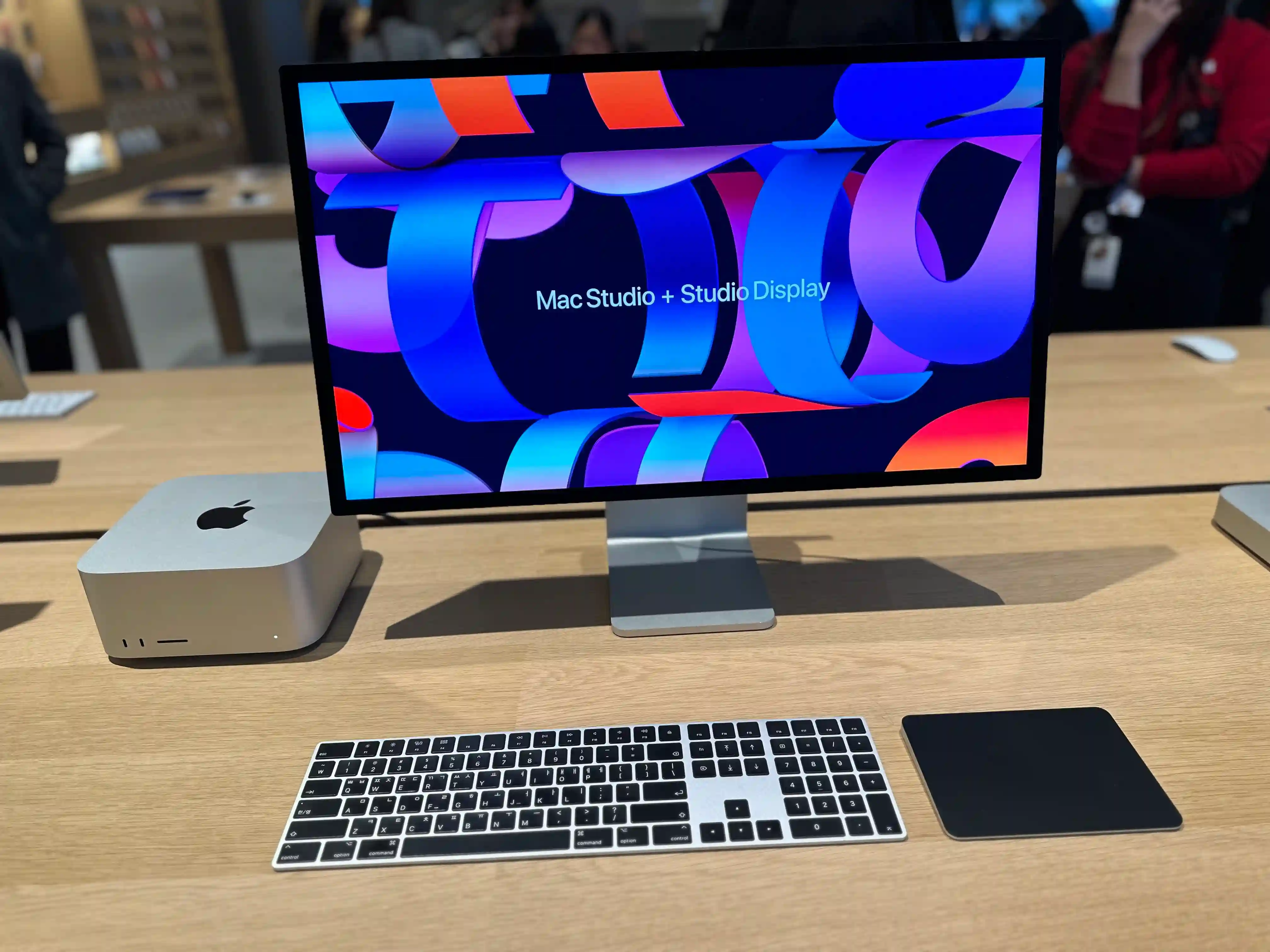 Apple Myeongdong - MacBook Pro/iMac Section