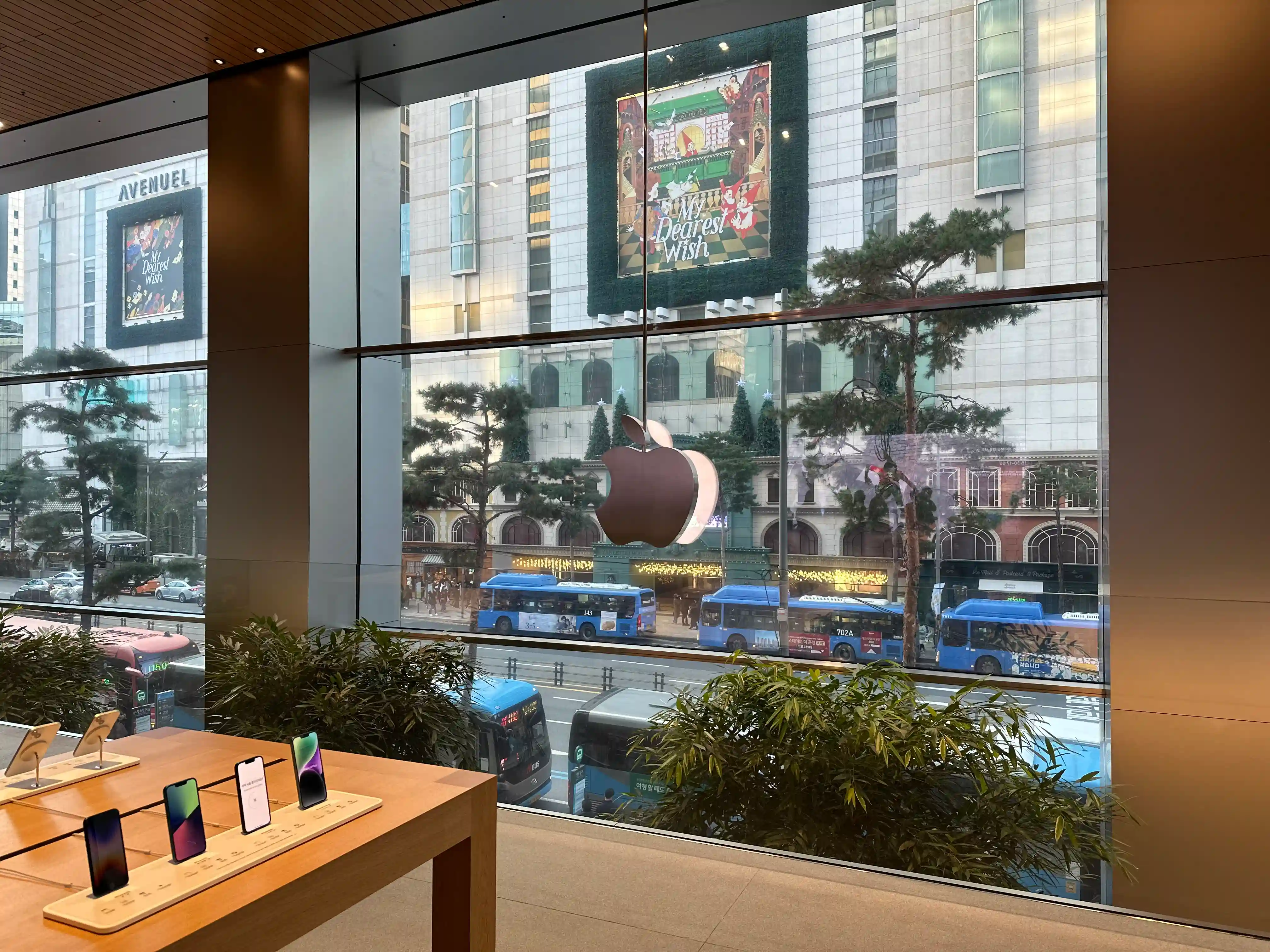the iconic Apple logo in apple myeondong