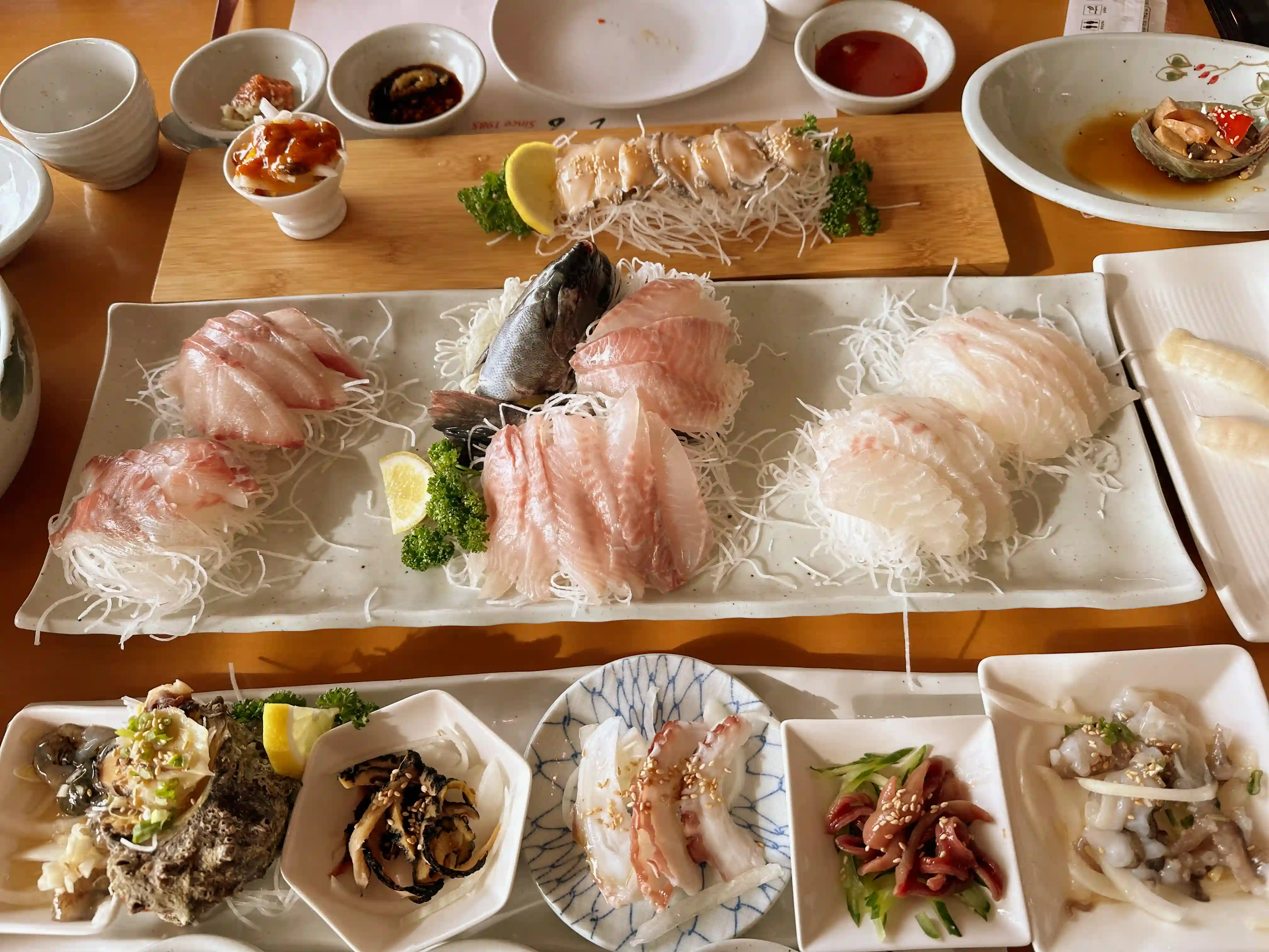 The main course features natural live sashimi. The centerpiece is sweetlips, flanked by yellowtail and flatfish on either side. The texture and freshness of these wild-caught fishes are incomparable.